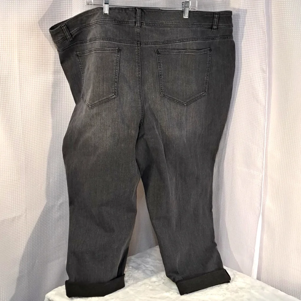 Distressed D/C Cropped Jeans